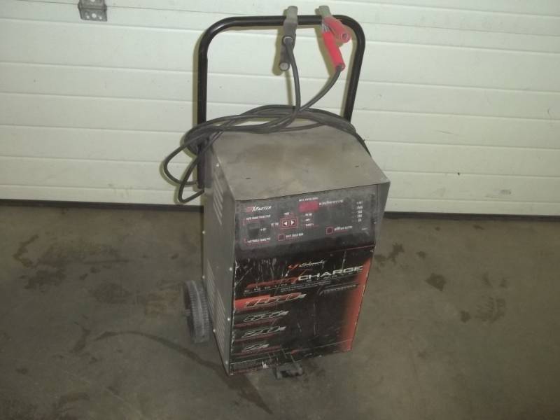 lot 4 image: Schumacher Batter Charger  starter