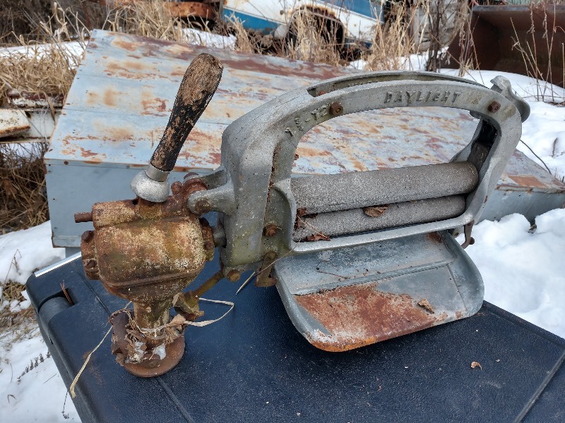 lot 16 image: Hand Crank Clothes Wringer