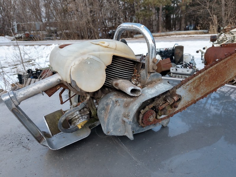 lot 17 image: Lombard AH47 Chainsaw 