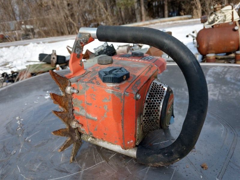 lot 26 image: Homelite Super EZ Automatic Chainsaw