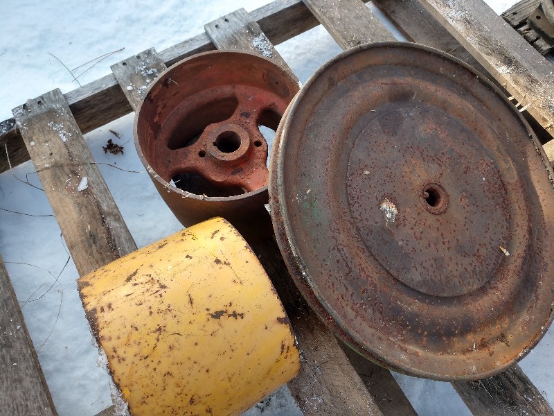 lot 30 image: Pulleys (3)