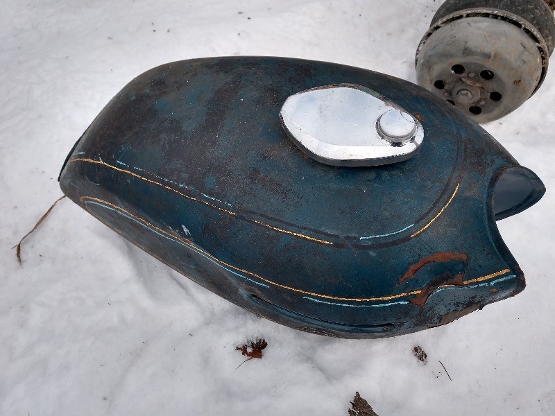 lot 54 image: Blue Kawasaki Gas Tank