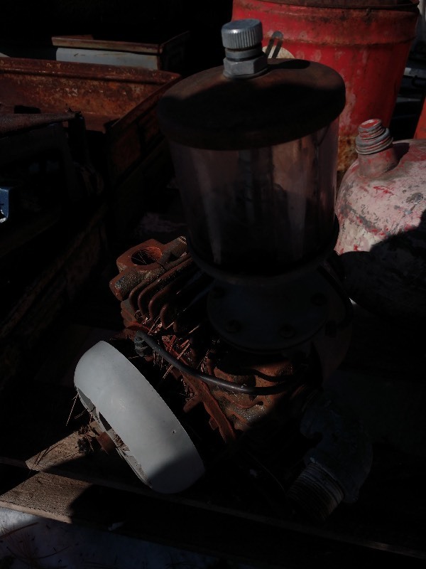 lot 79 image: Gast Mfg. Vacuum Pump w Oiler