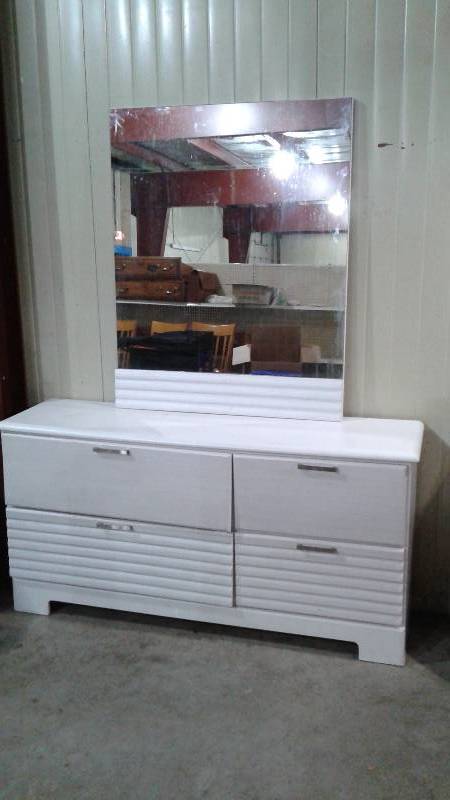 White Bedroom Dresser. Used, Shows Wear, Marks, Drawers Track Is Broke, Corner Of Mirror Has Crack