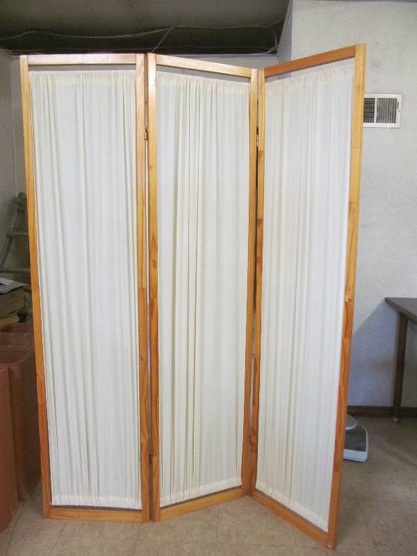 lot 5 image: Vintage style room divider