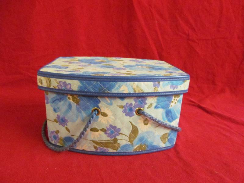 lot 15 image: vintage hat box