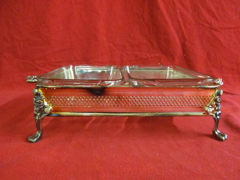lot 18 image: Sheridan Tauton Silversmith company stand with glass dishes