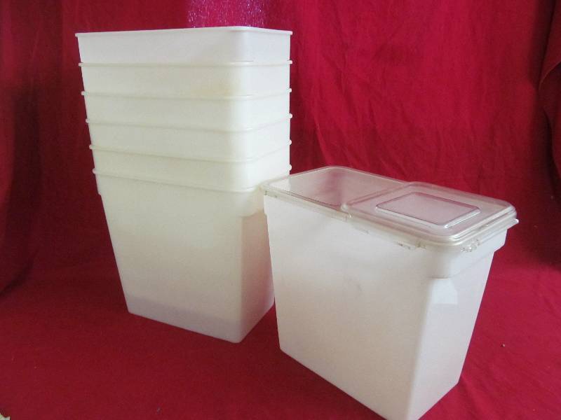 lot 20 image: New Leaf Vita food Bins