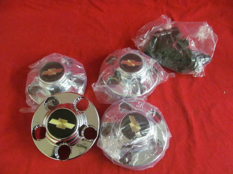 lot 21 image: Chevrolet 5 lug center cap
