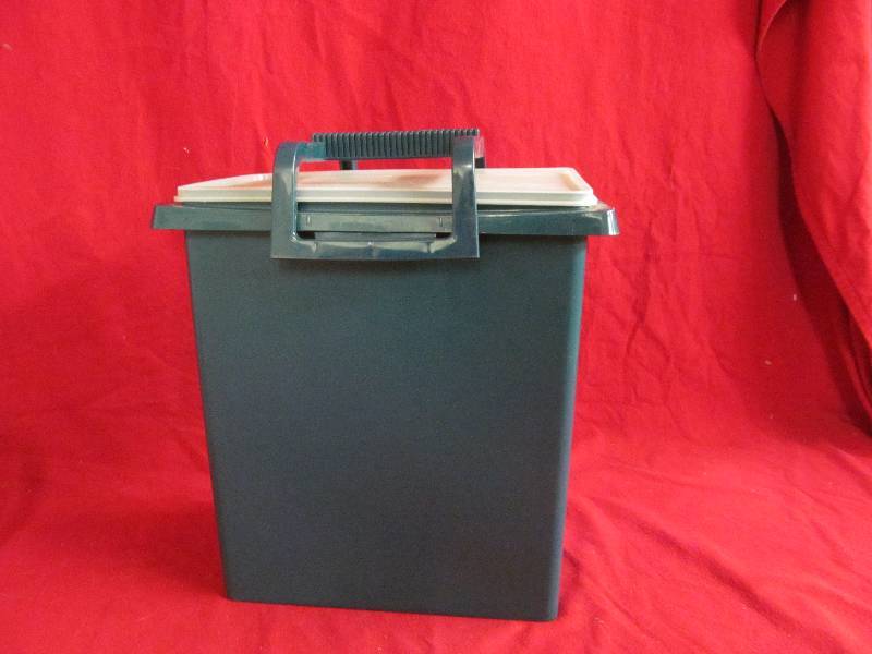 lot 68 image: Tupperware container