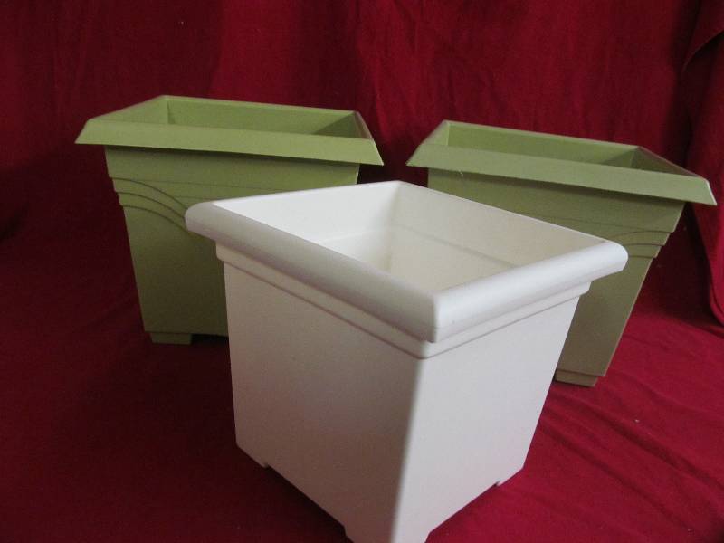 lot 77 image: flower pots