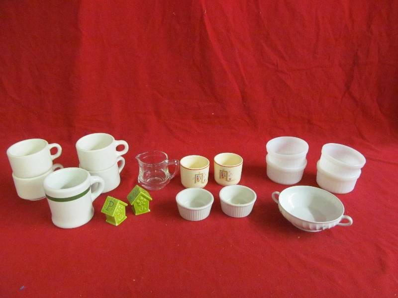 lot 92 image: Hall dishes,Kelloggs creamer
