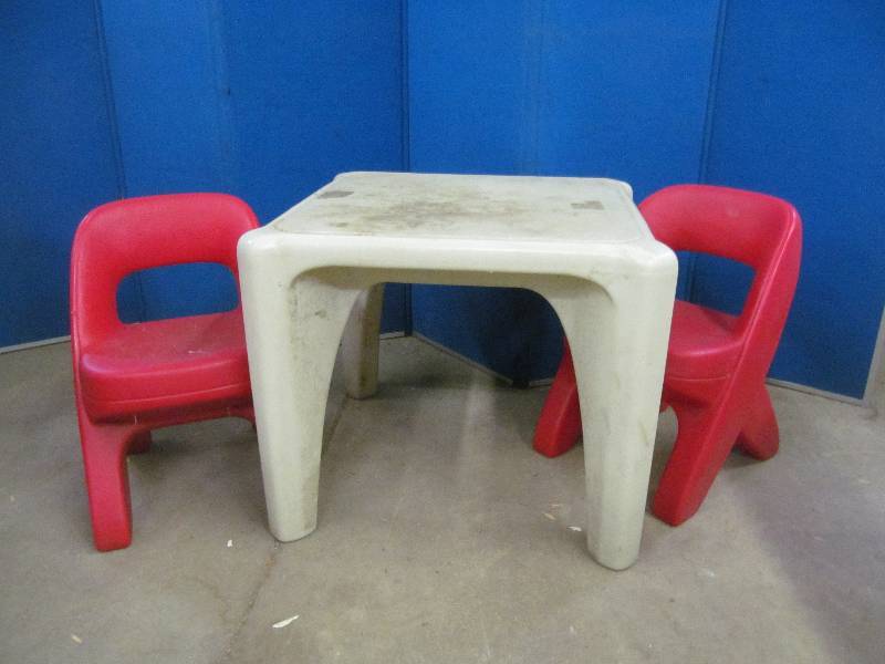 lot 109 image: Step 2 Table and chairs
