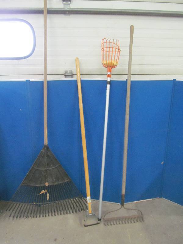 lot 119 image: garden tools