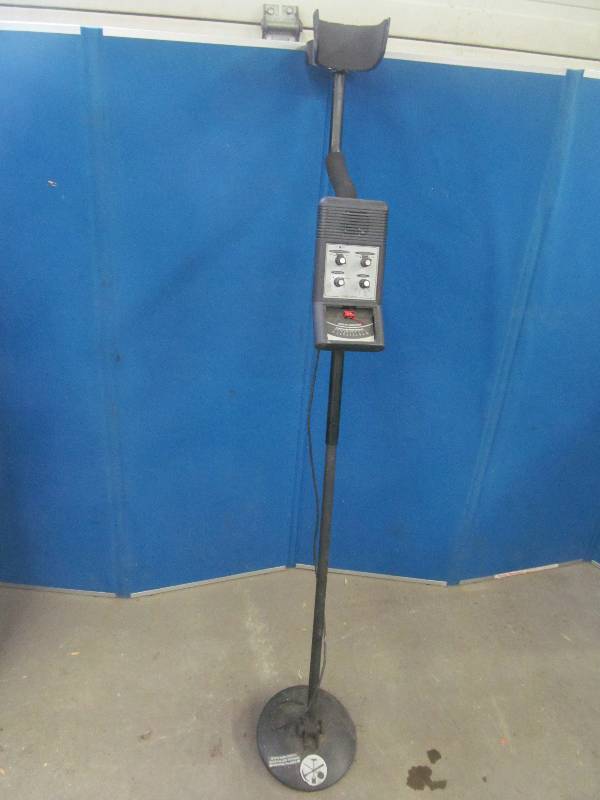 lot 130 image: Tracker II metal detector
