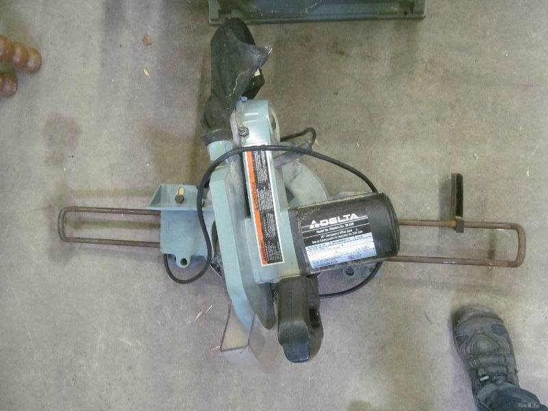 lot 131 image: Delta 10 model 36-220 compound miter saw