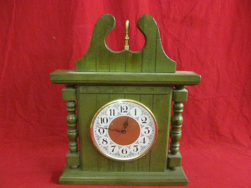 lot 172 image: mantle clock