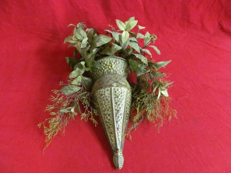 lot 173 image: decorative wall pocket with greenery
