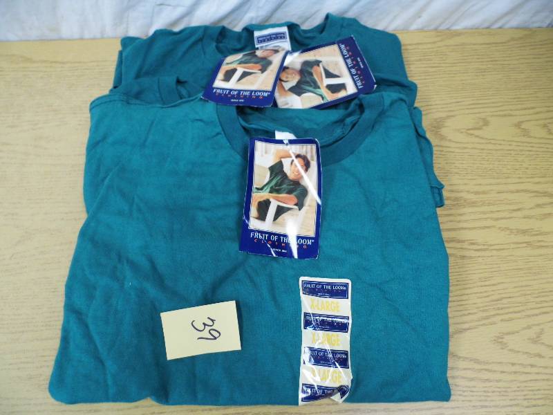 lot 39 image: Lot of 3 Fruit of the Loom T-Shirts - XL
