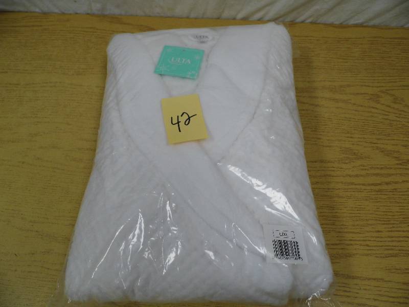 lot 42 image: Ulta Robe - LXL