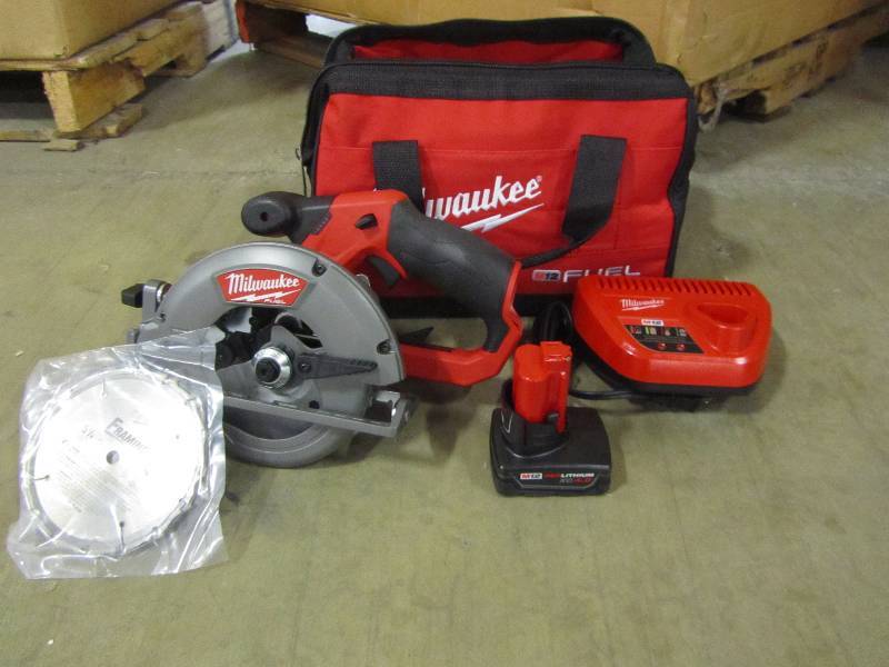 lot 12 image: Milwaukee 2530-21XC M12 FUEL 12-Volt Lithium-Ion Brushless Cordless 5-38 in. Circular Saw Kit w (1) 4.0Ah Battery, Charger, Tool Bag