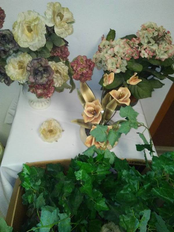 lot 5 image: Vintage Porcelain Flower Arrangement