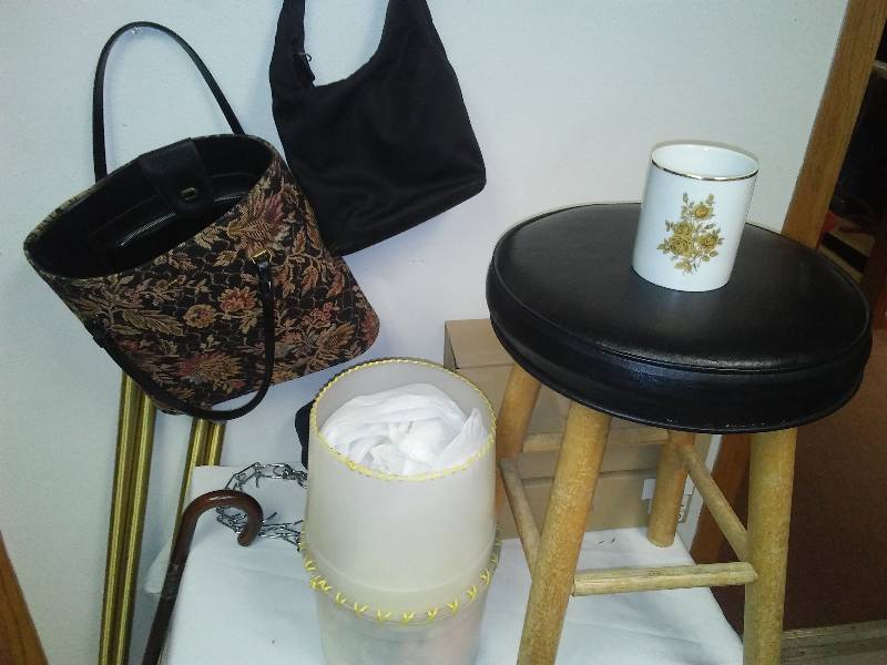 lot 10 image: New Mugs (12), Purses and more