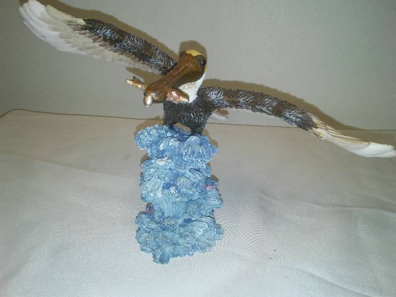 lot 17 image: Pelican Figurine