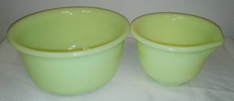 lot 18 image: Vintage Custard Glass Bowls (2)