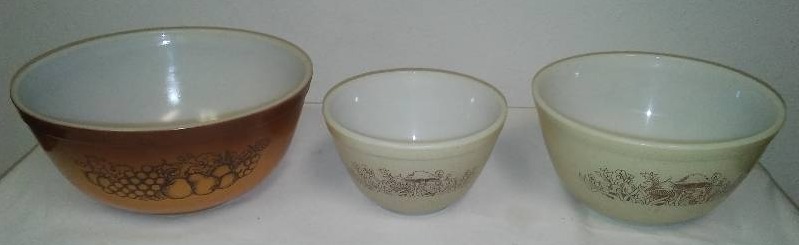 lot 19 image: Vintage Pyrex Serving Mixing Serving Bowls