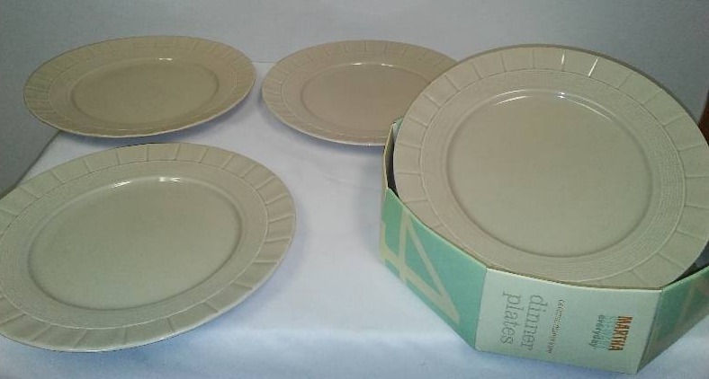 lot 21 image: NEW Martha Stewart Dinner Plates, NIB