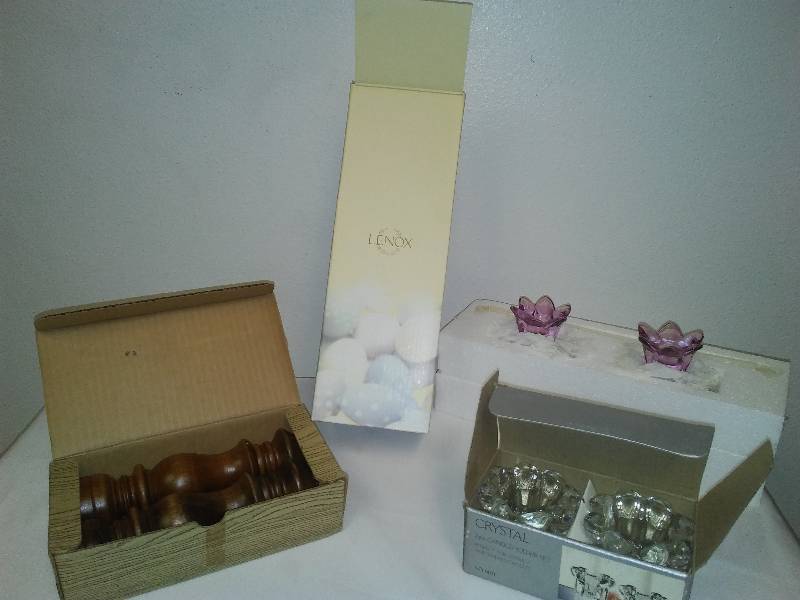 lot 22 image: Lenox, NEW Candle set, purple