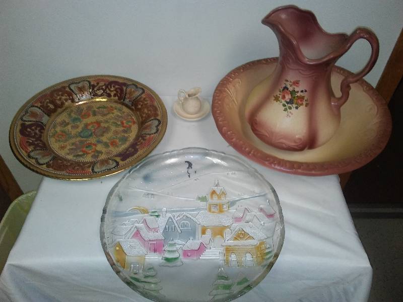 lot 32 image: Colorful Plate, Bowl, Pitcher