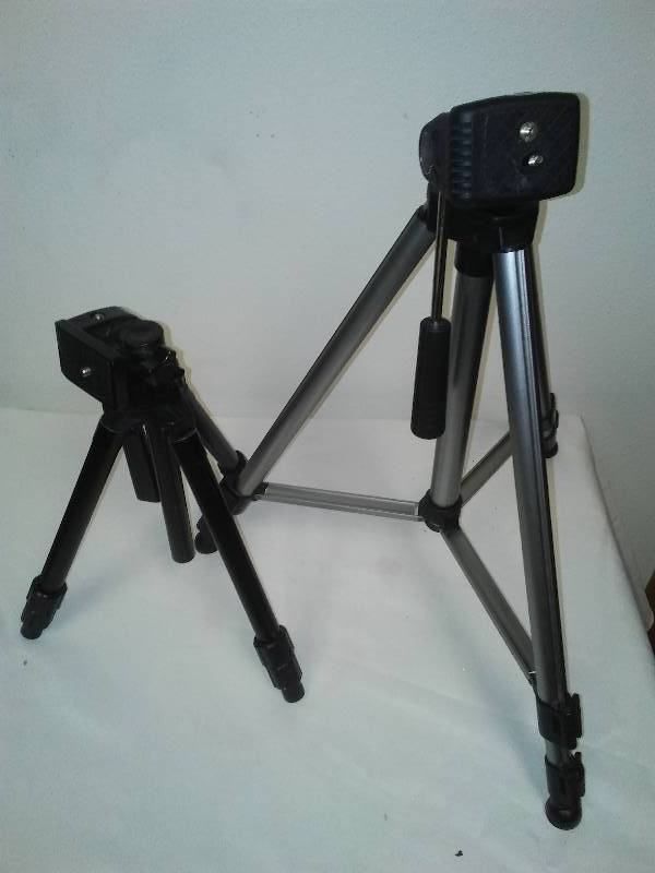 lot 35 image: 2 Tripods, excellent condition