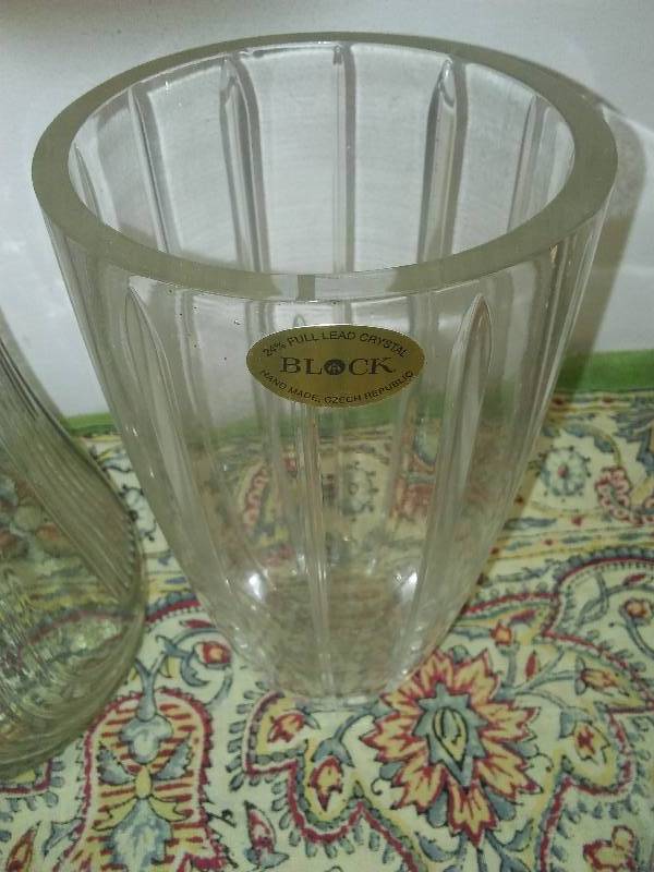 lot 46 image: Clear Glass vases