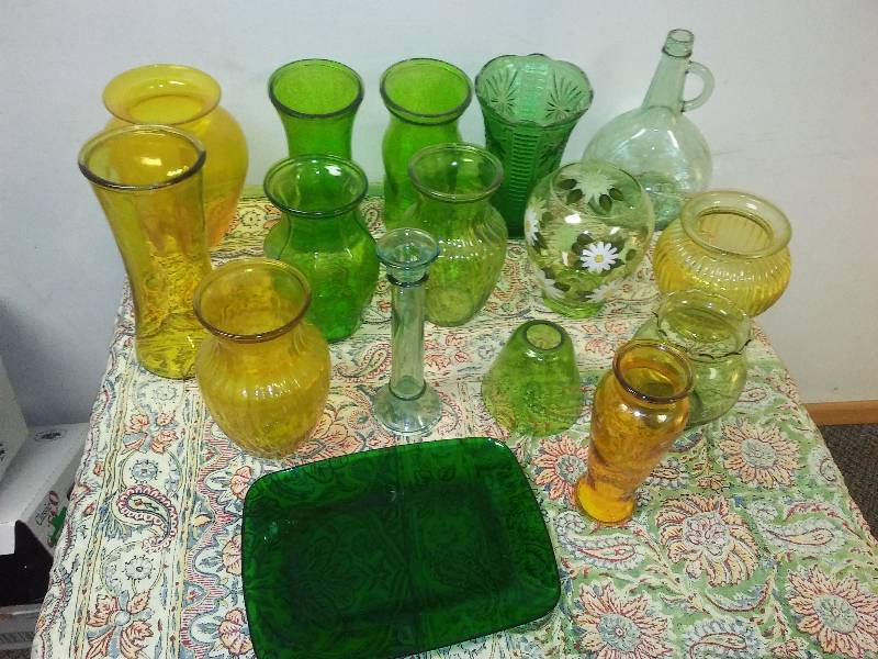 lot 49 image: Green and Gold Glass
