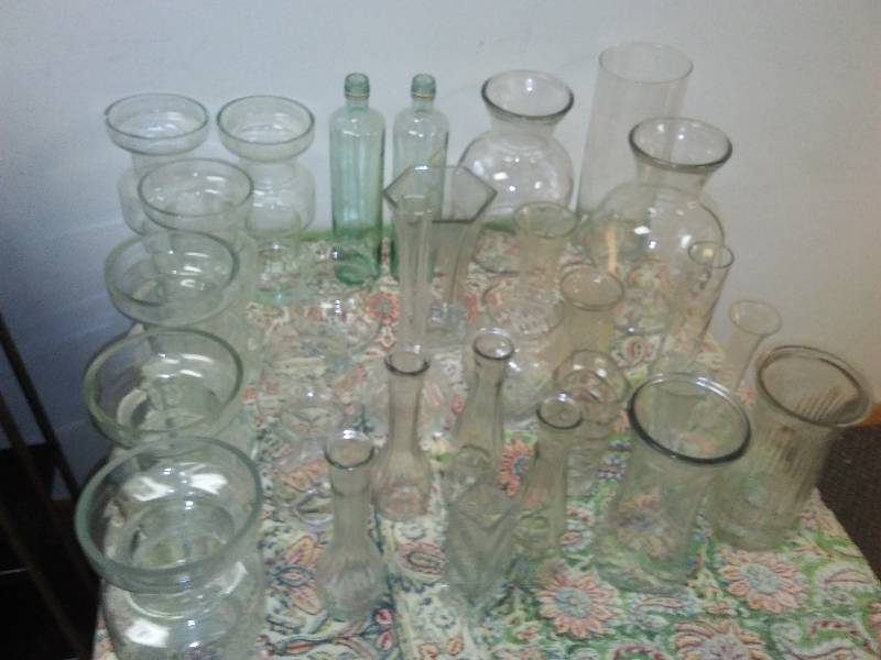 lot 52 image: Clear Glass Vases (30)