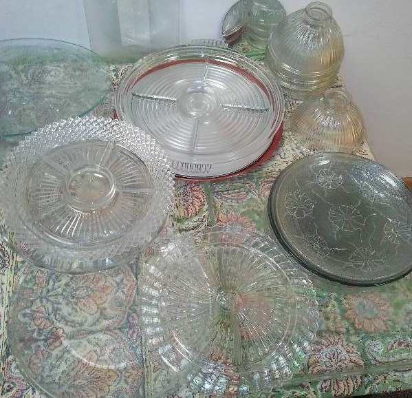 lot 55 image: Variety of Glass Platters and Trays, 6 glass shades