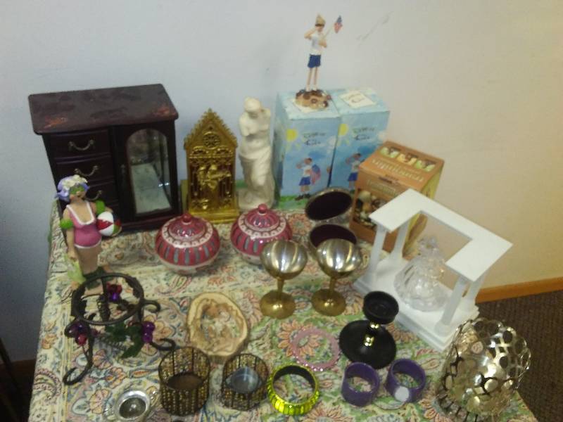 lot 57 image: Knick Knacks