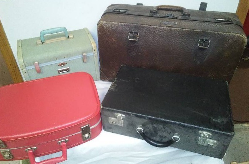 lot 90 image: 4 Vintage suitcases, luggage, overnight, makeup