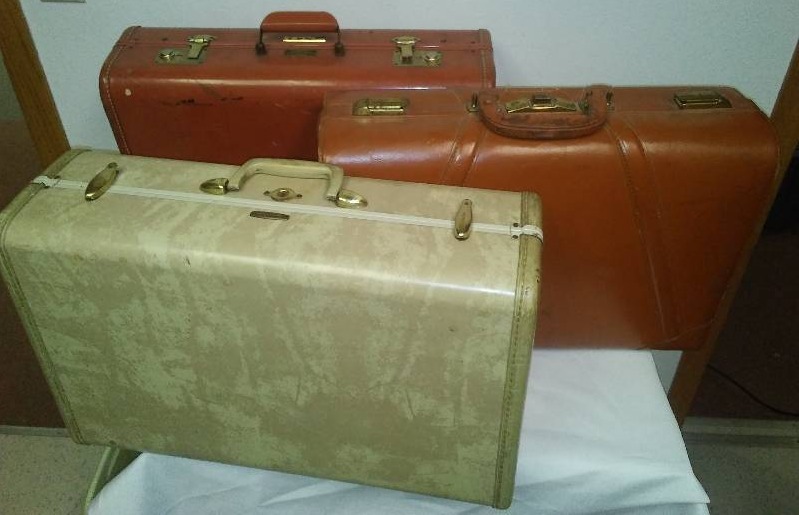 lot 91 image: 3 Vintage Suitcases, 21 x 15 x 7 in.