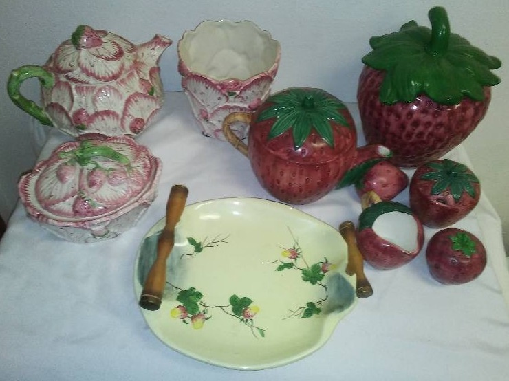 lot 102 image: Strawberry Kitchen Dcor