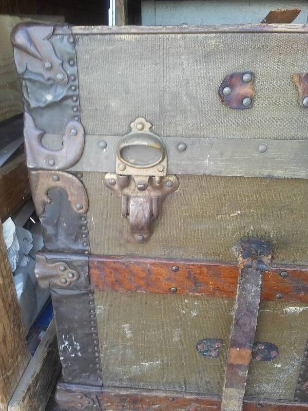 lot 111 image: Vintage Steamer Trunk