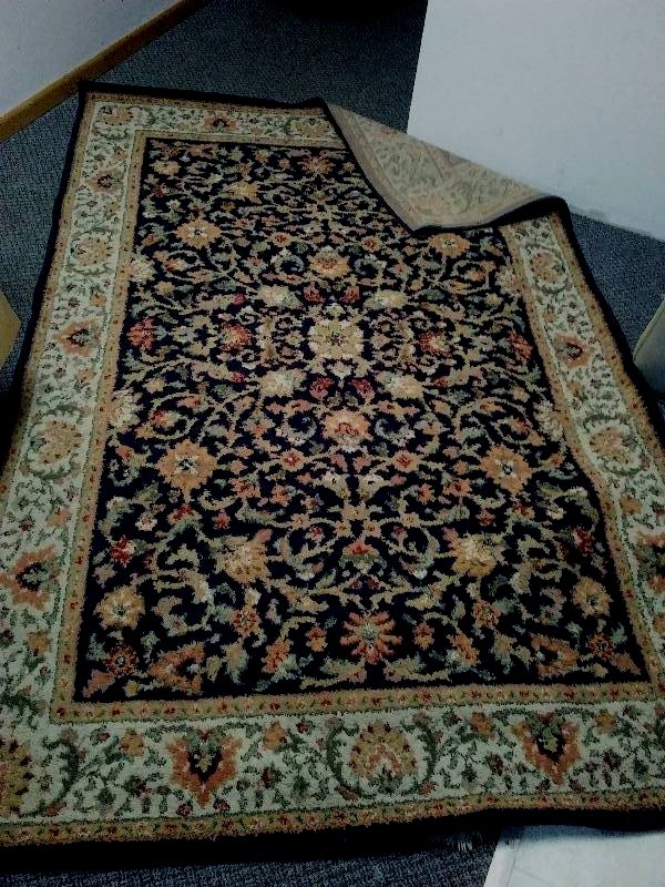 lot 125 image: Large Area Rug, 93 x 82 , No pet stains