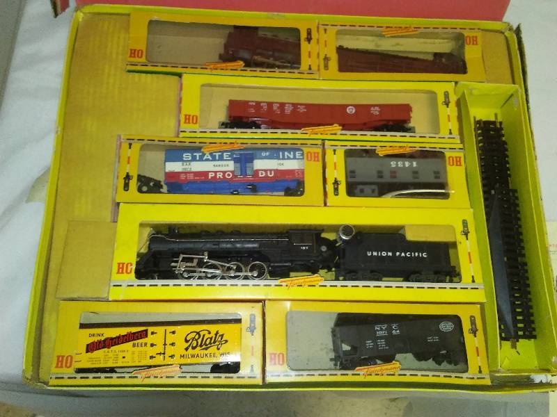 lot 150 image: Vintage FLEISCHMANN HO Train Set