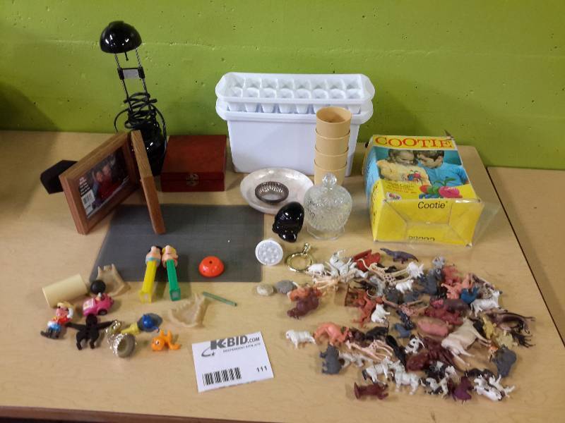 Lot of Vintage plastic Animals from the 50s and 60s.  Desk Lamp works..Other items as pictured