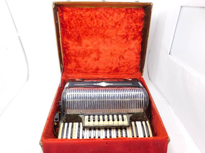 lot 6 image: Made In Italy 1968 Accordion