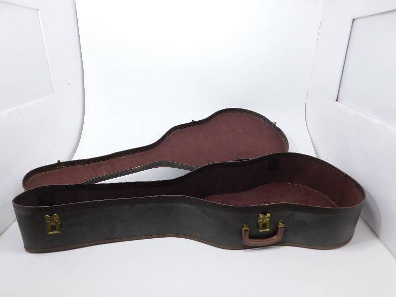 lot 16 image: Guitar Case