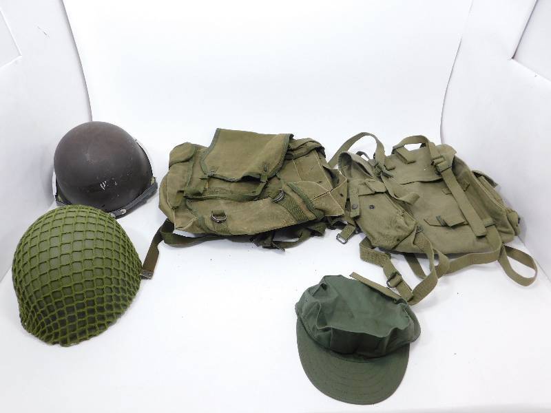 lot 21 image: Military Items