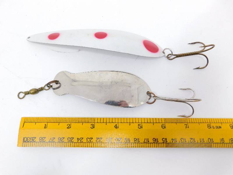 lot 32 image: 2 Fishing Lures